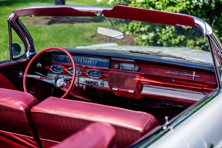 Интерьер Oldsmobile Super 88 Convertible (3567) 1961 года  (фото 4 из 17)